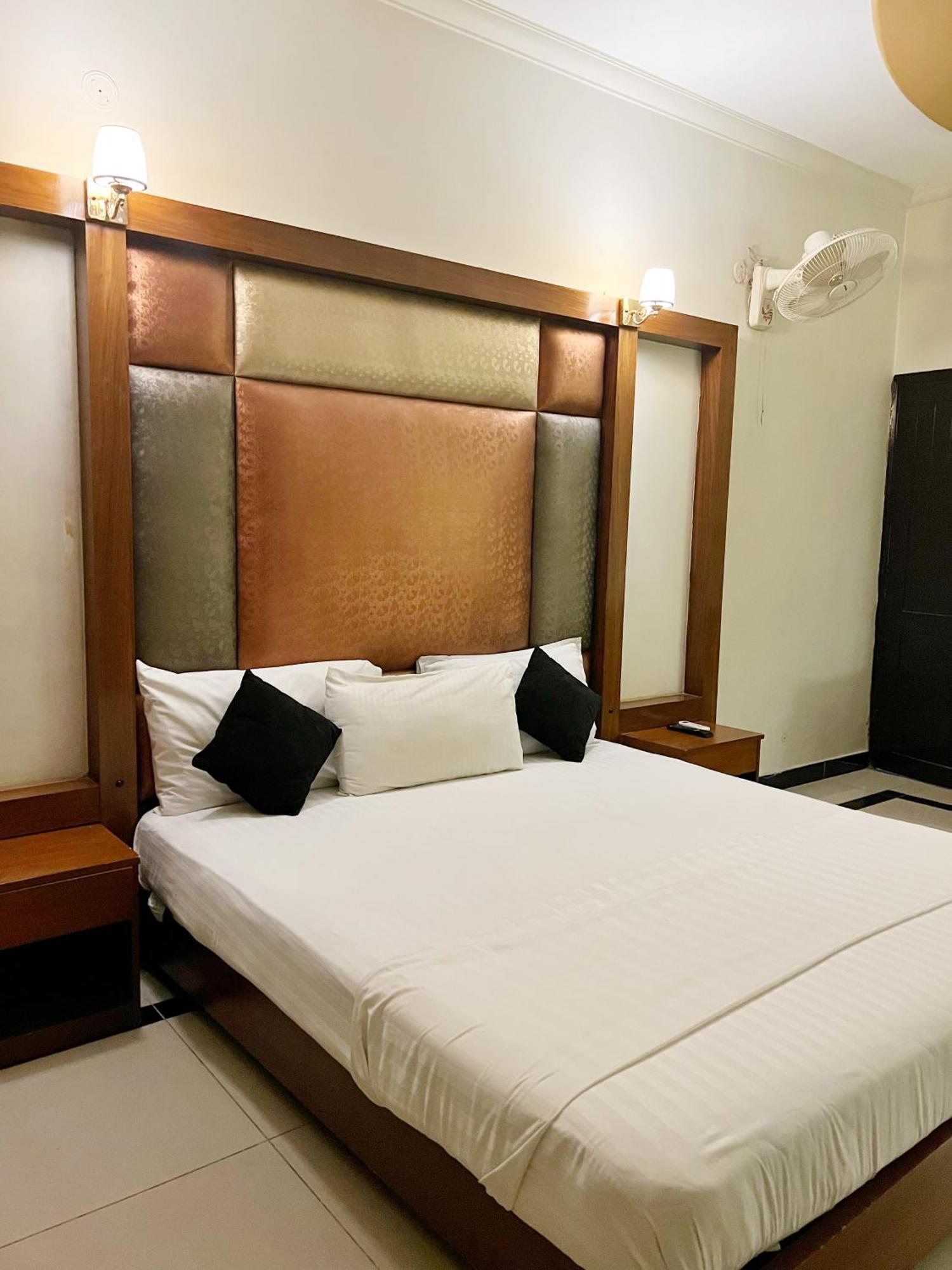 The Grand Hotel Multan Extérieur photo