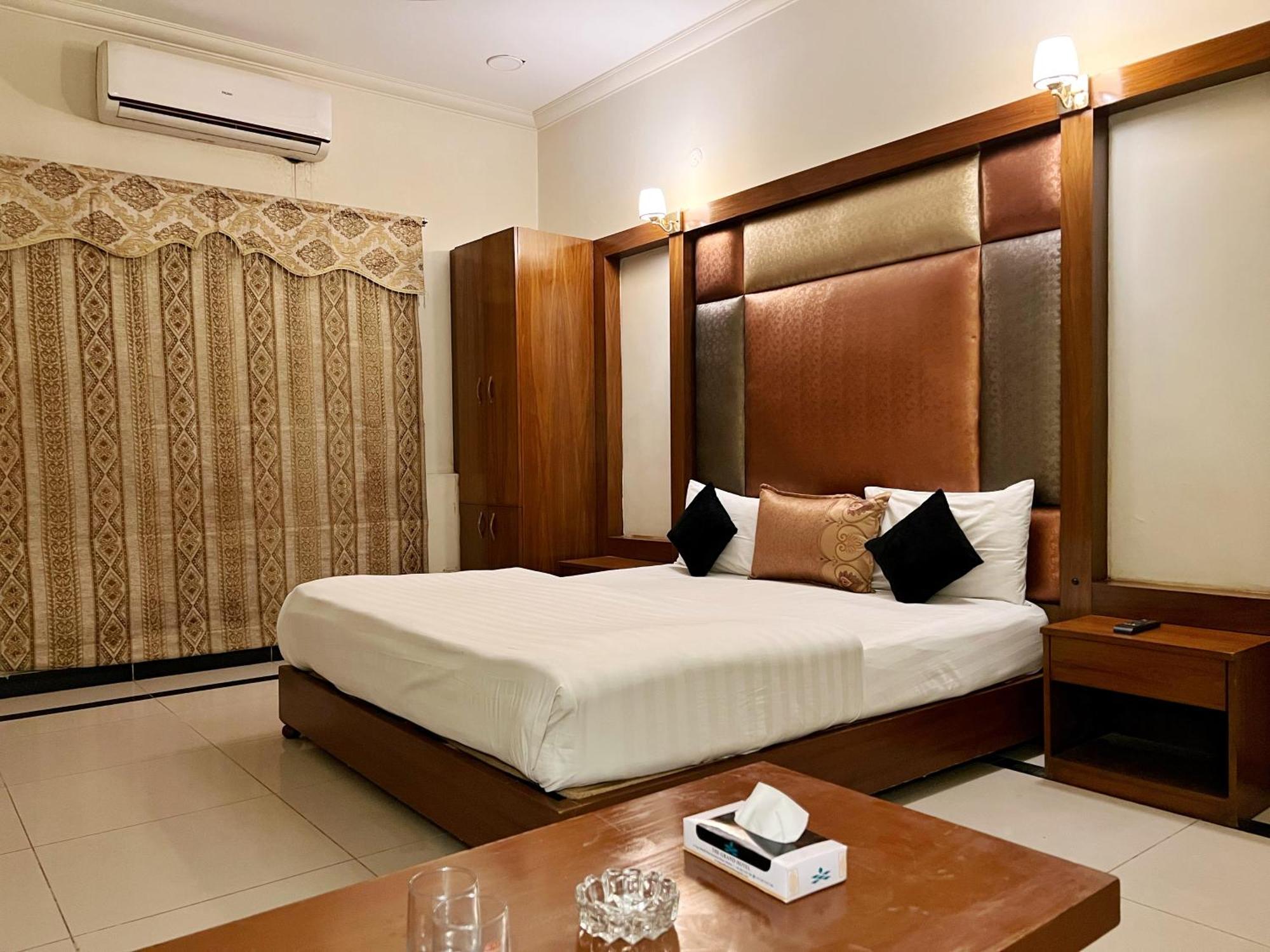 The Grand Hotel Multan Extérieur photo