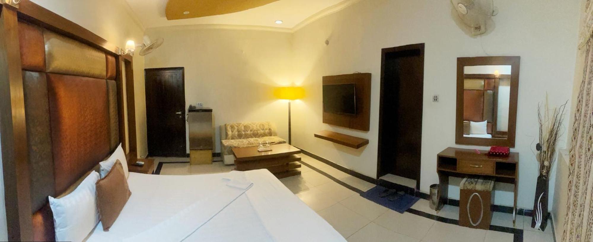 The Grand Hotel Multan Extérieur photo
