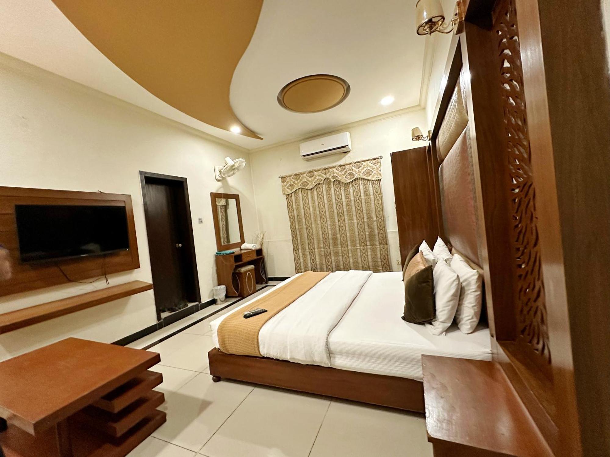 The Grand Hotel Multan Extérieur photo