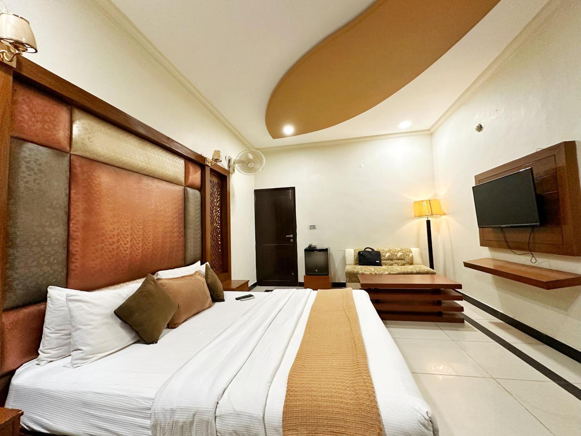 The Grand Hotel Multan Extérieur photo