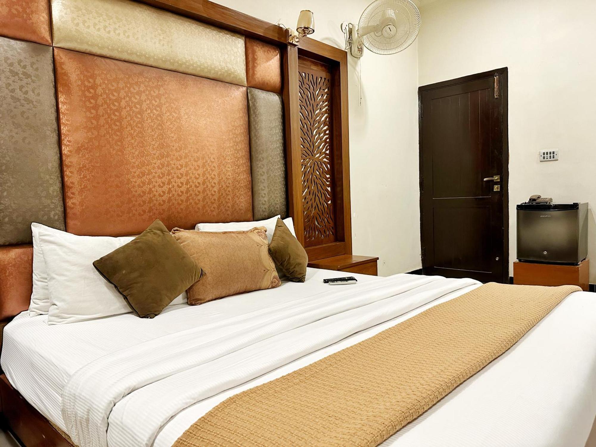 The Grand Hotel Multan Extérieur photo